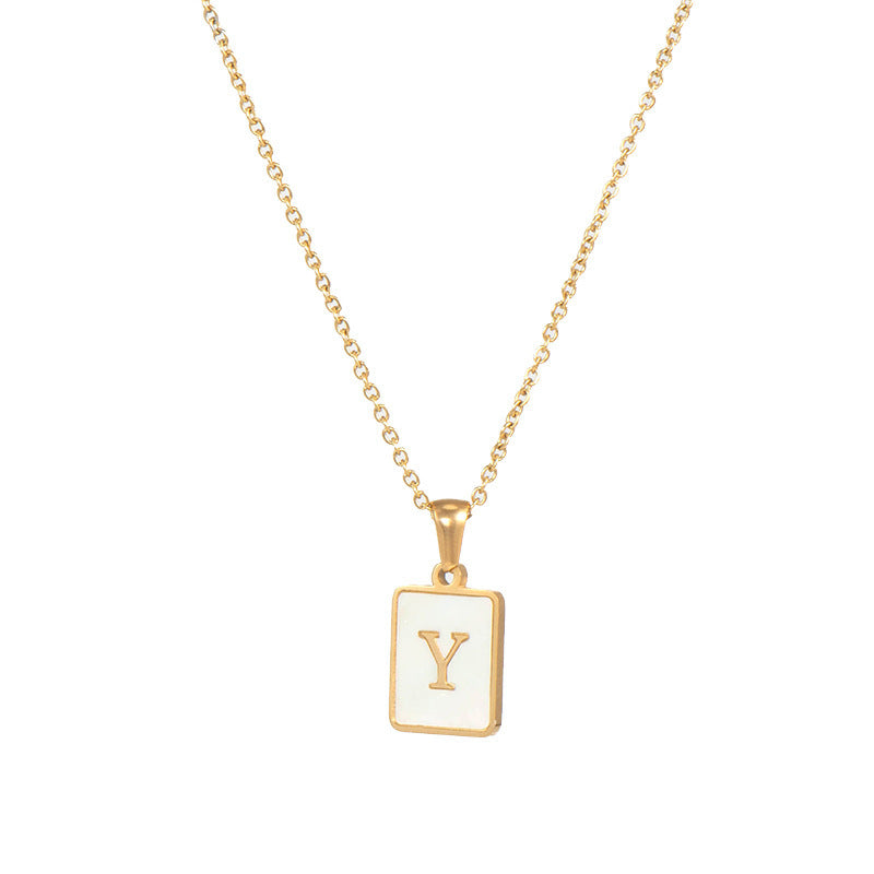 Collar minimalista con inicial de concha cuadrada