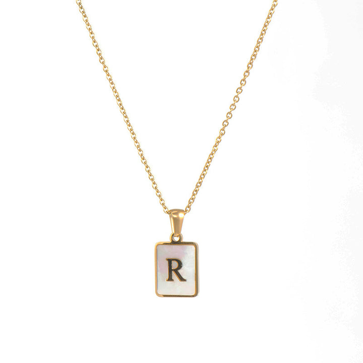 Collar minimalista con inicial de concha cuadrada