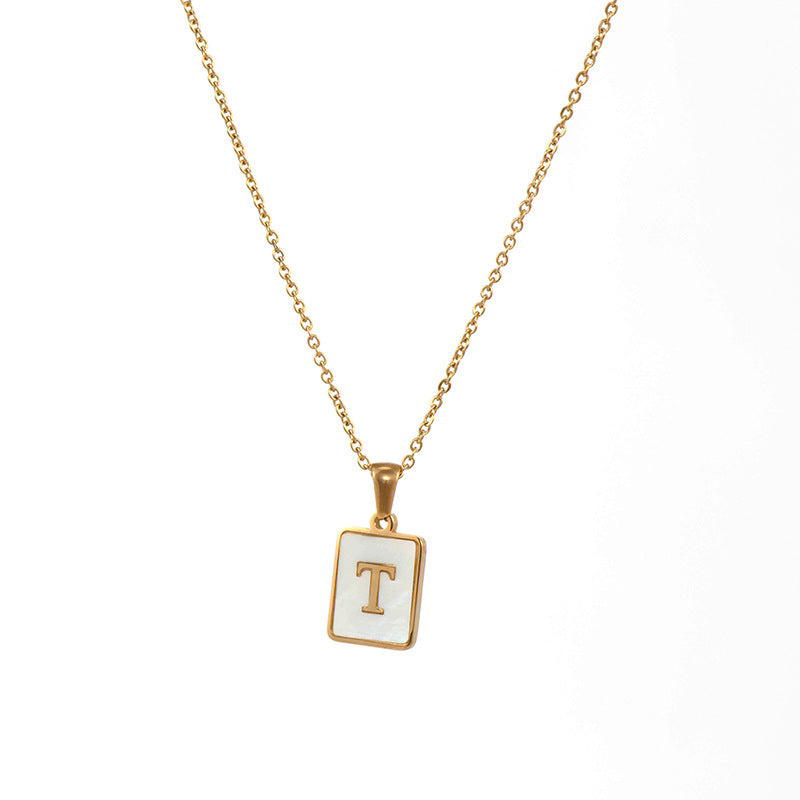 Collar minimalista con inicial de concha cuadrada