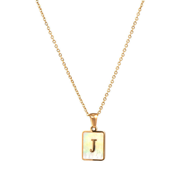 Collar minimalista con inicial de concha cuadrada