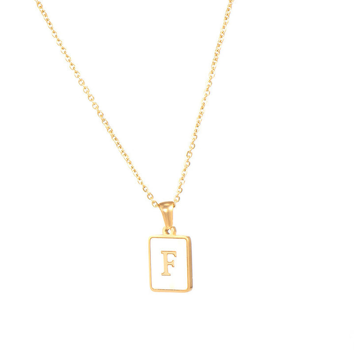 Collar minimalista con inicial de concha cuadrada