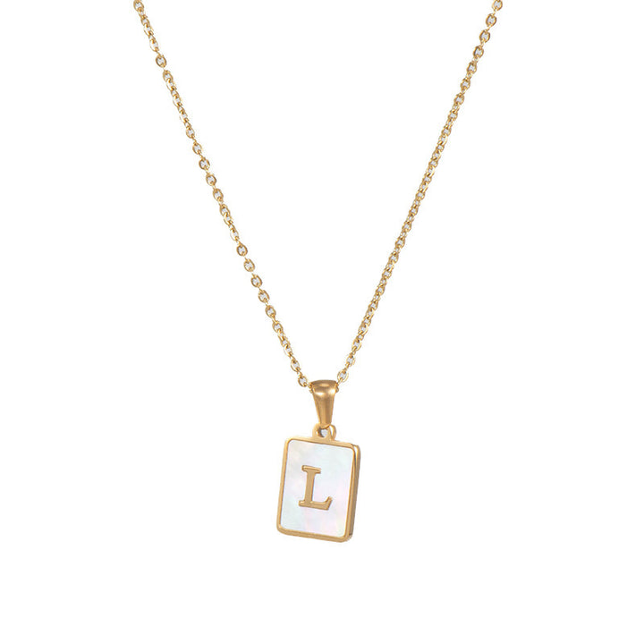 Collar minimalista con inicial de concha cuadrada