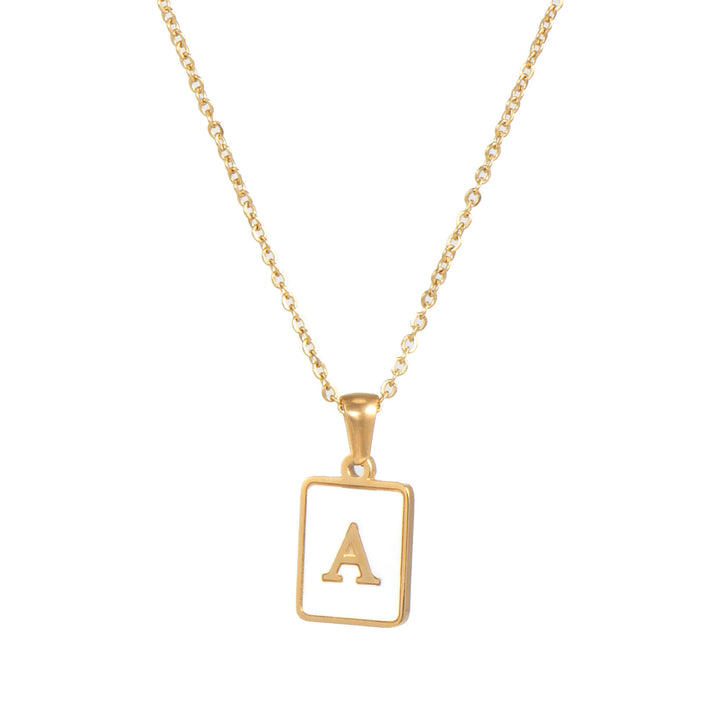 Collar minimalista con inicial de concha cuadrada