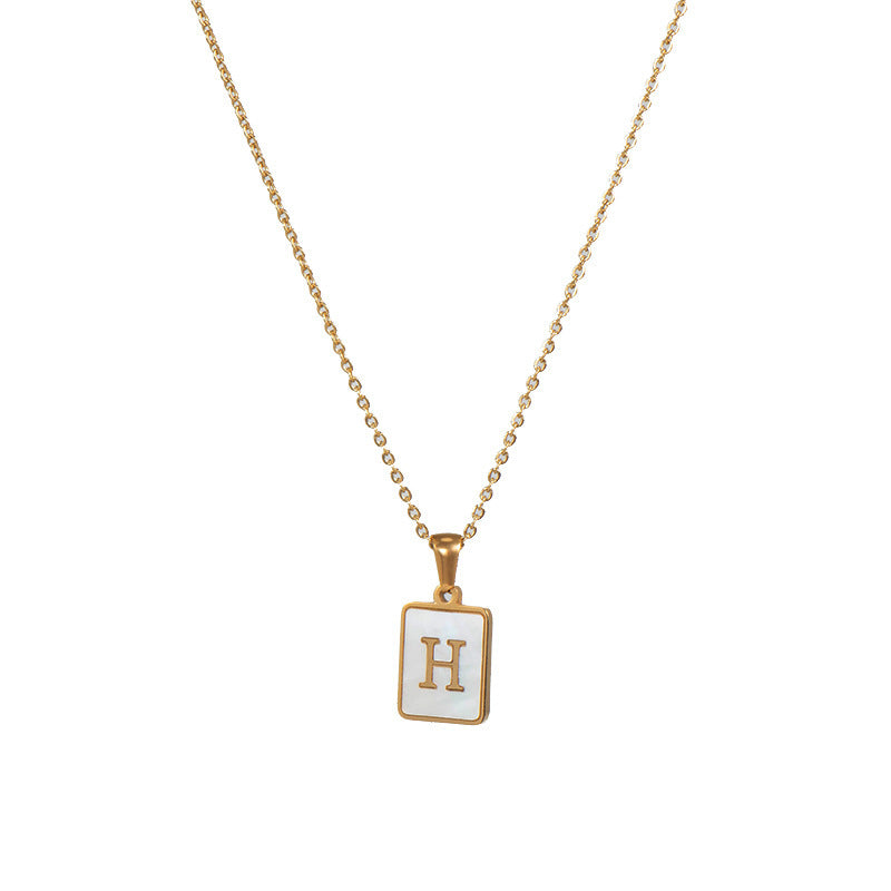 Collar minimalista con inicial de concha cuadrada