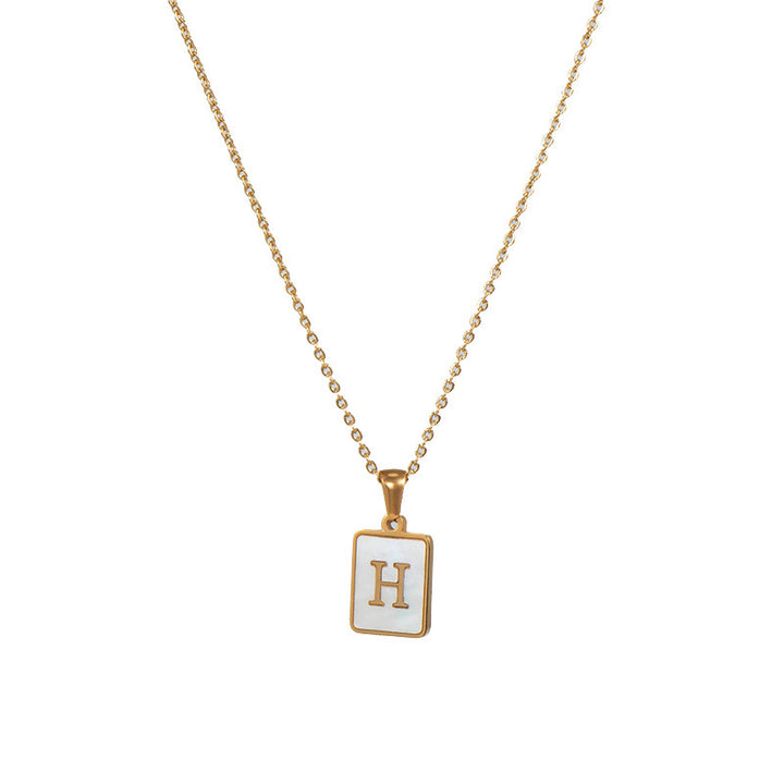 Collar minimalista con inicial de concha cuadrada