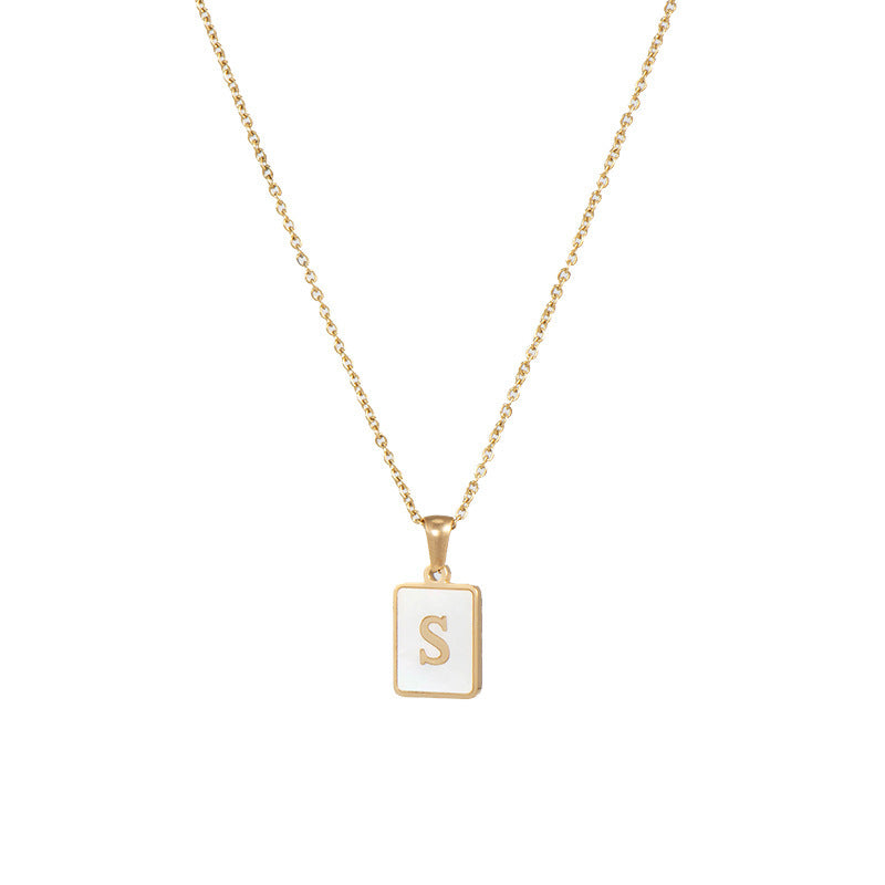 Collar minimalista con inicial de concha cuadrada