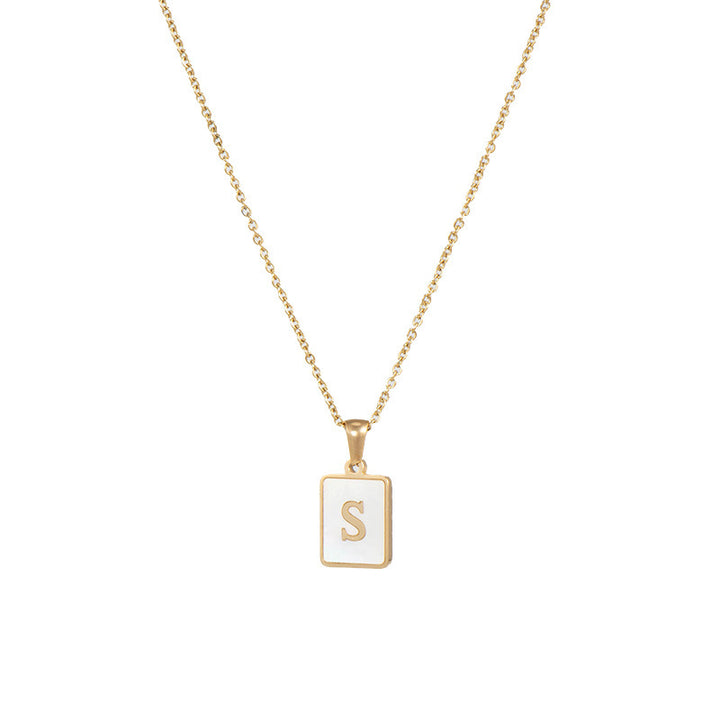 Collar minimalista con inicial de concha cuadrada