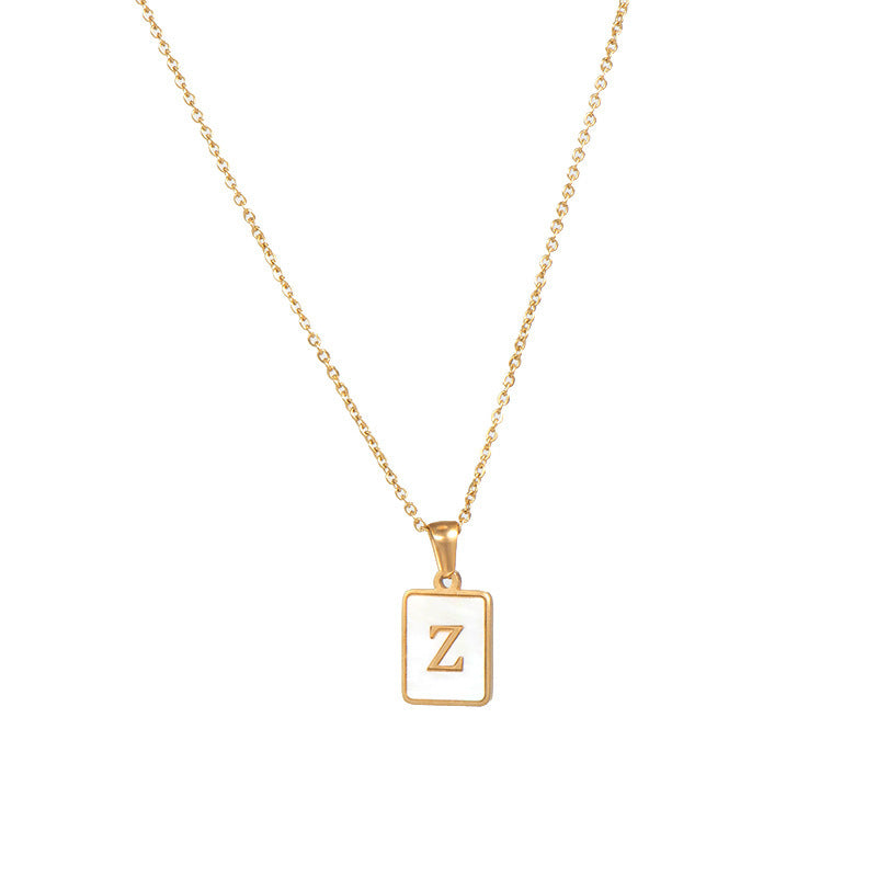 Collar minimalista con inicial de concha cuadrada