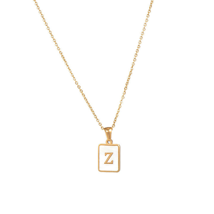 Collar minimalista con inicial de concha cuadrada