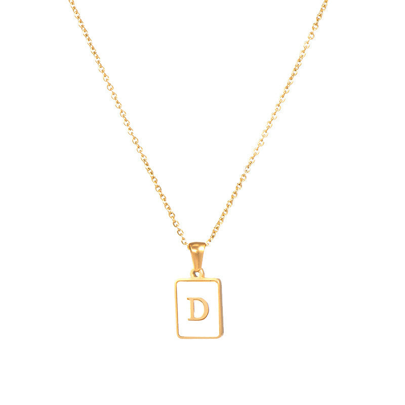 Collar minimalista con inicial de concha cuadrada