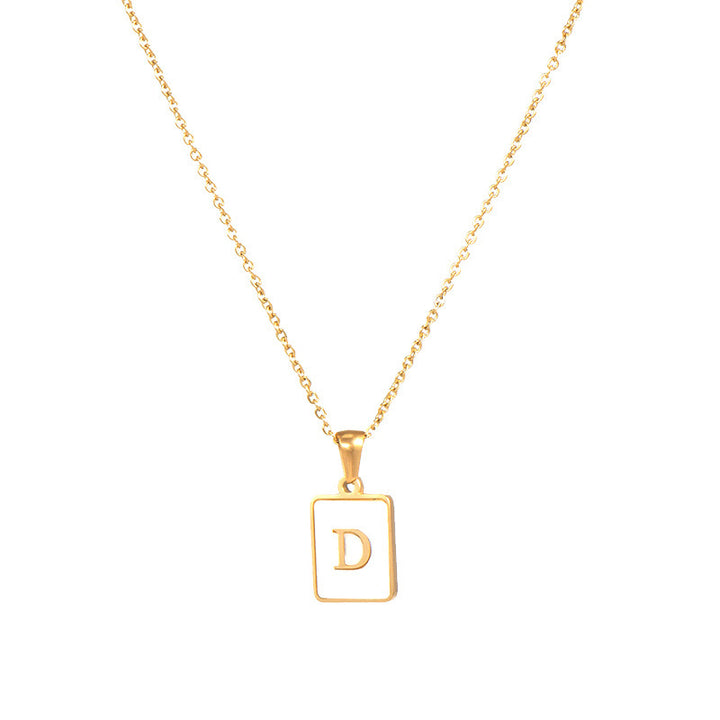 Collar minimalista con inicial de concha cuadrada