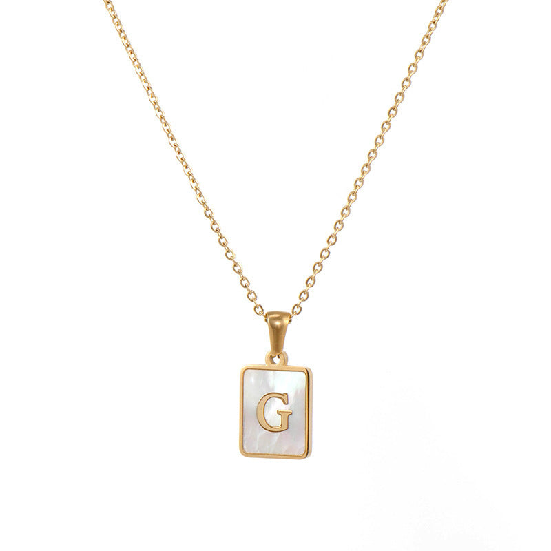 Collar minimalista con inicial de concha cuadrada
