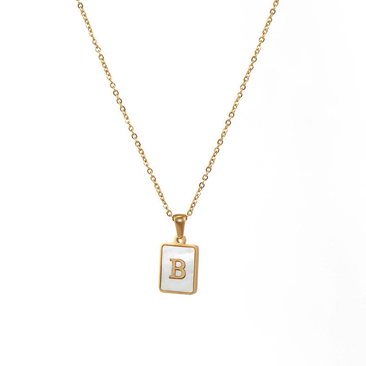 Collar minimalista con inicial de concha cuadrada