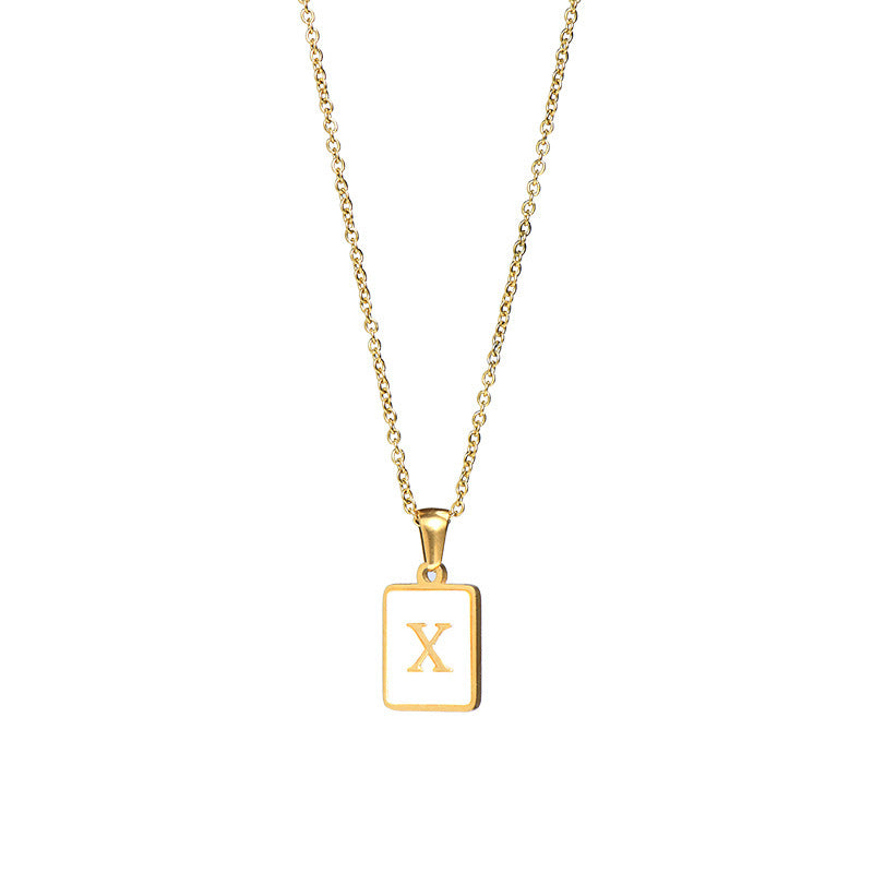 Collar minimalista con inicial de concha cuadrada