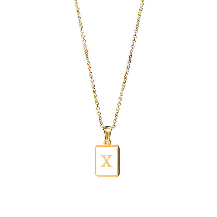 Collar minimalista con inicial de concha cuadrada