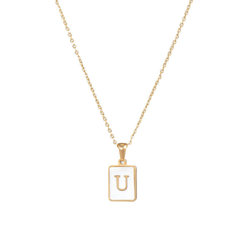 Collar minimalista con inicial de concha cuadrada