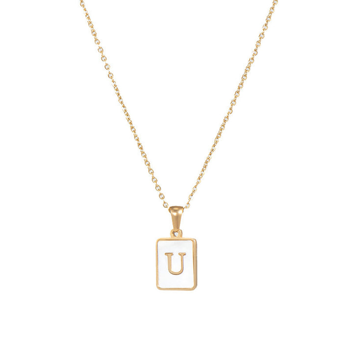 Collar minimalista con inicial de concha cuadrada
