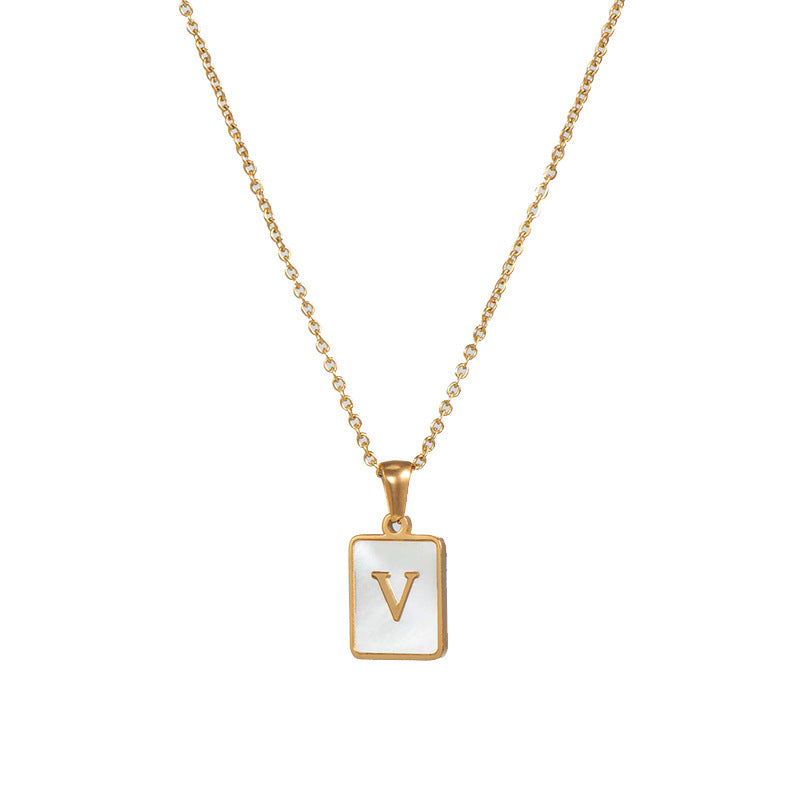 Collar minimalista con inicial de concha cuadrada