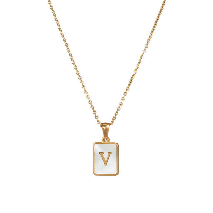 Collar minimalista con inicial de concha cuadrada