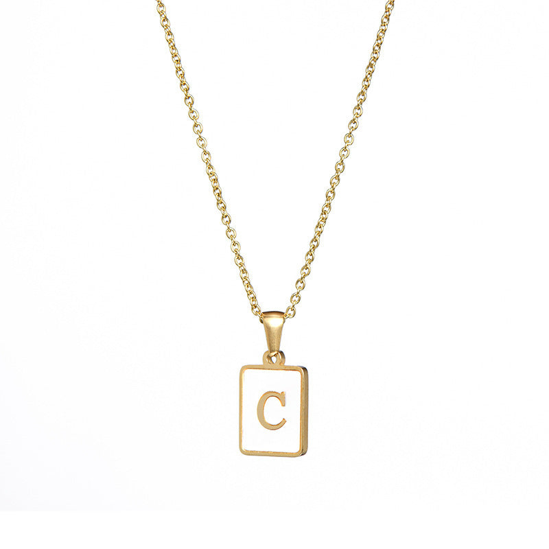 Collar minimalista con inicial de concha cuadrada