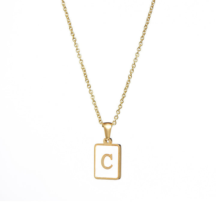 Collar minimalista con inicial de concha cuadrada
