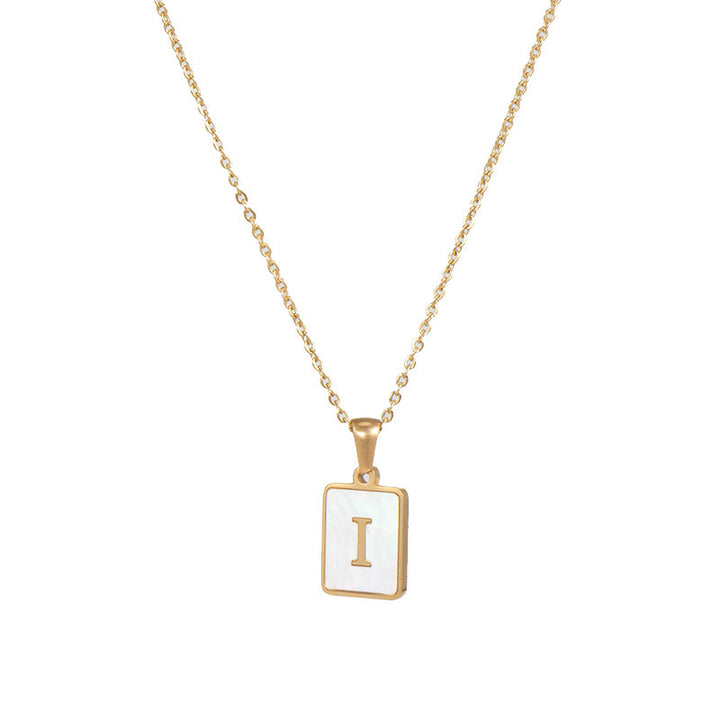 Collar minimalista con inicial de concha cuadrada