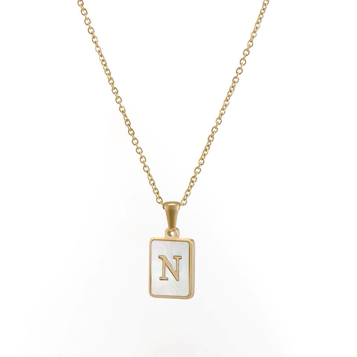Collar minimalista con inicial de concha cuadrada