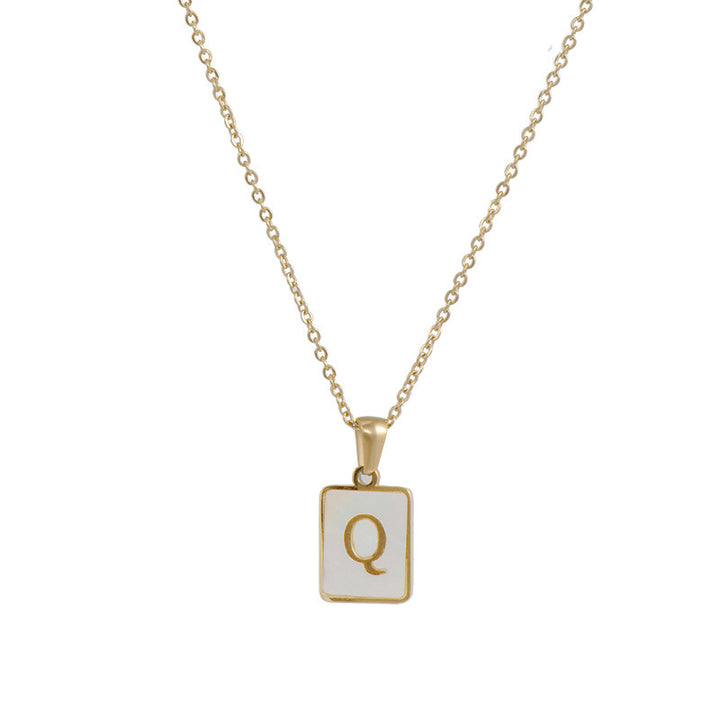 Collar minimalista con inicial de concha cuadrada