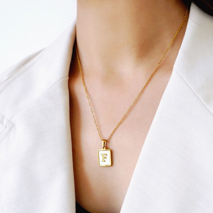 Collar minimalista con inicial de concha cuadrada