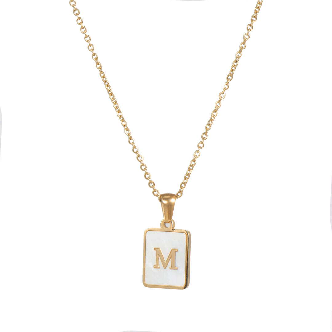 Collar minimalista con inicial de concha cuadrada