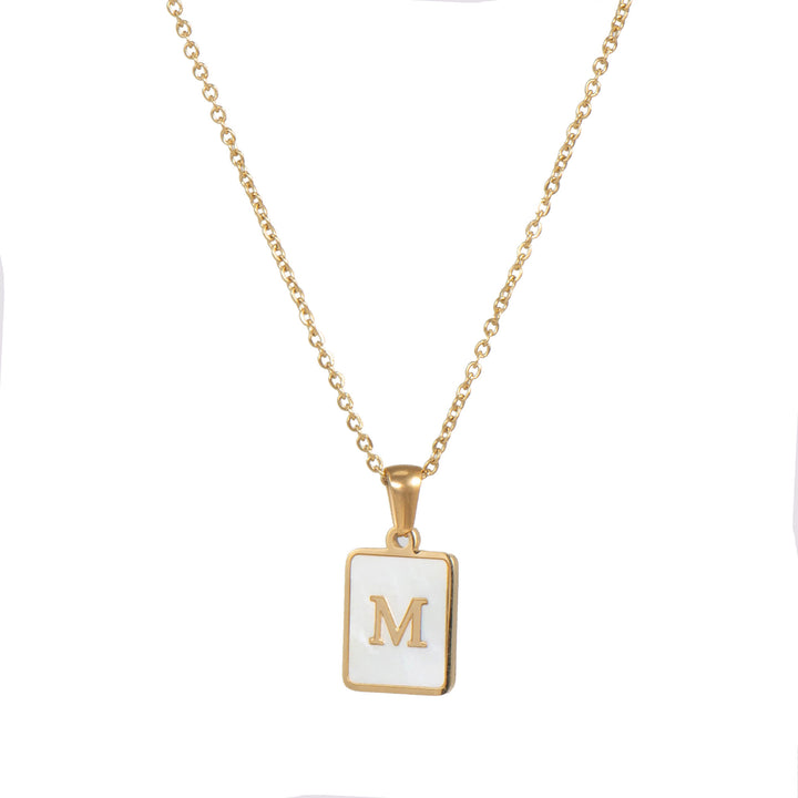 Collar minimalista con inicial de concha cuadrada