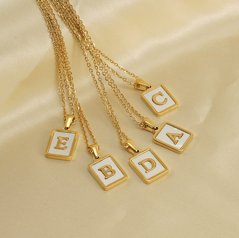 Collar minimalista con inicial de concha cuadrada